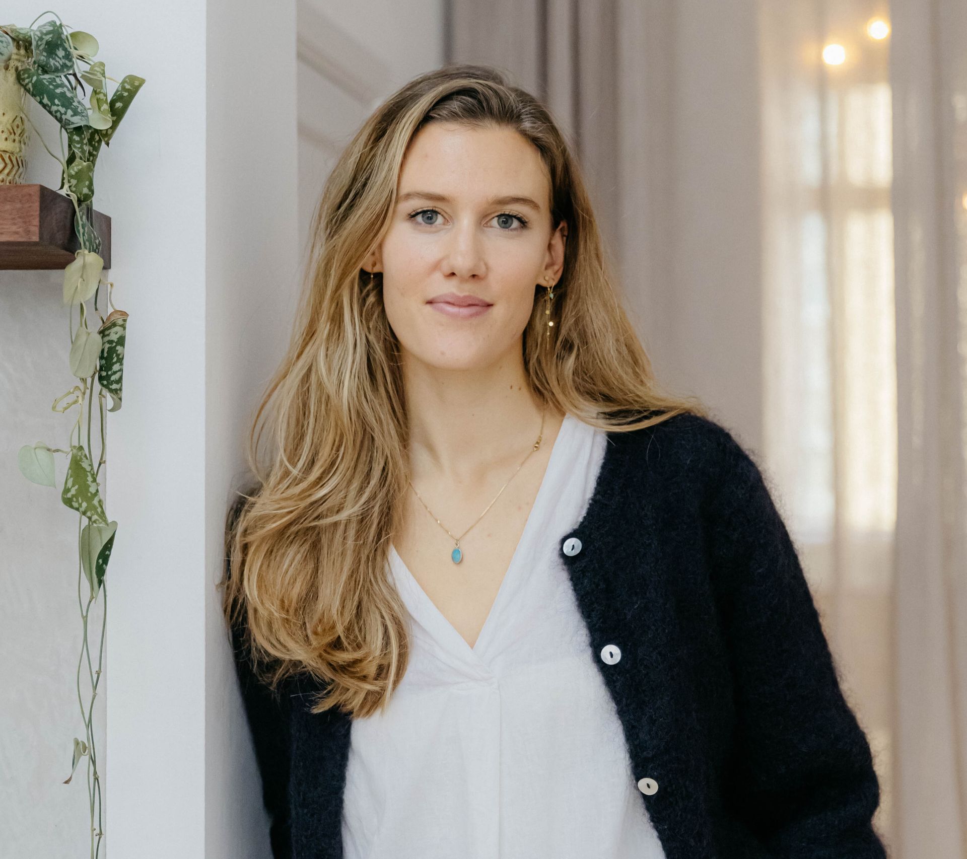 Serafine zit met een laptop en doet de talententest