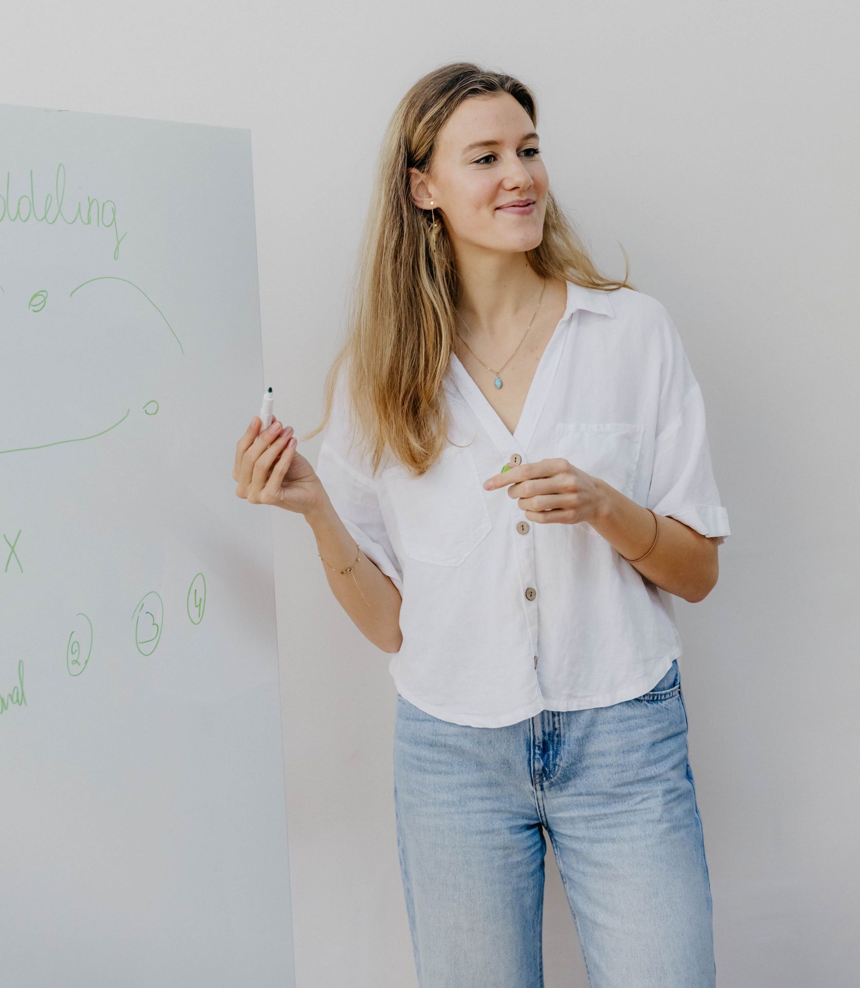 Serafine staat recht voor whiteboard